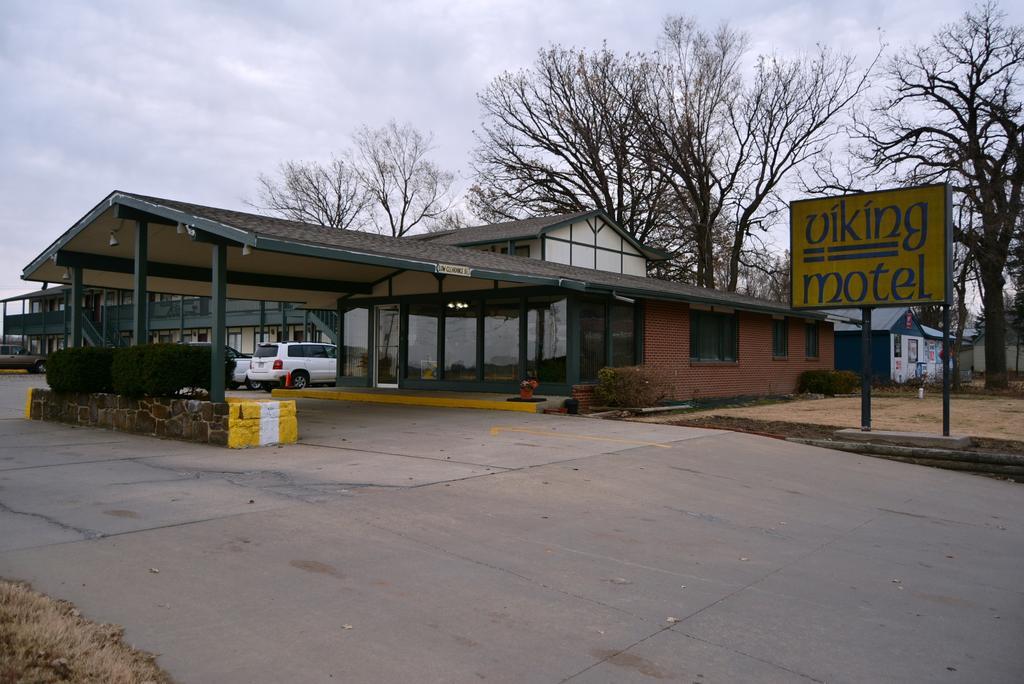 Viking Motel Lindsborg Bagian luar foto